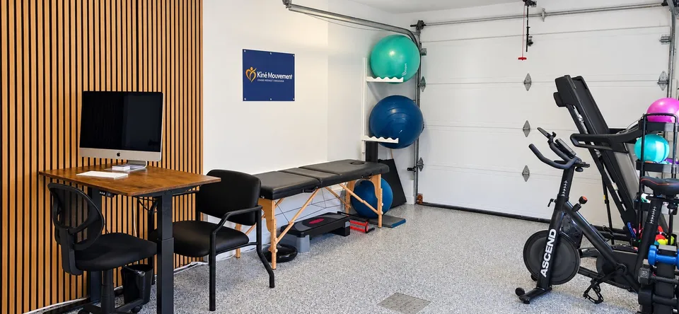 Mon espace, avec un bureau, des ballons, une table d'exercice, un tapis de marche et un vélo stationnaire.