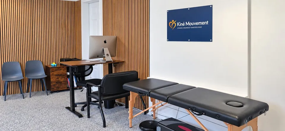 Le coin bureau de mon espace, avec deux chaises d'attente et la table d'exercice.